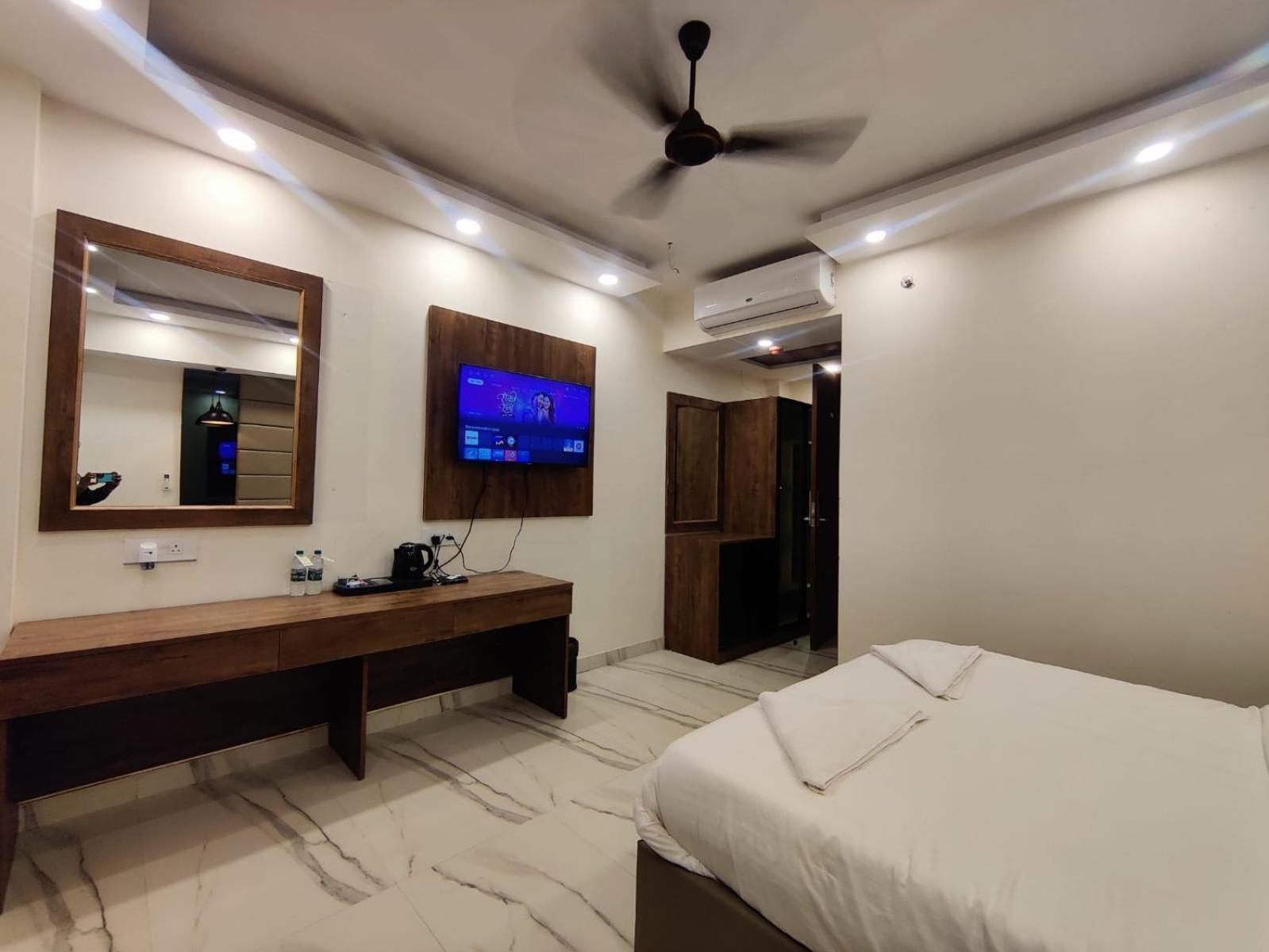 Pk Boutique Hotel Нойда Экстерьер фото