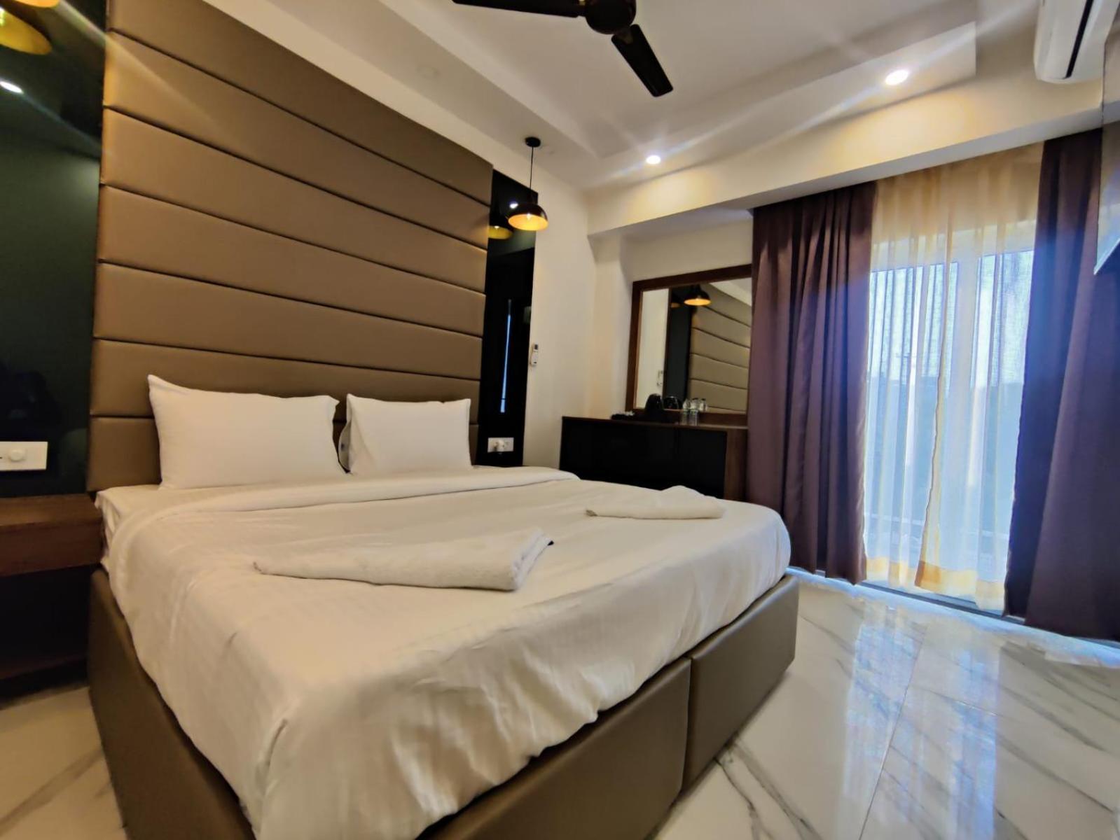Pk Boutique Hotel Нойда Экстерьер фото