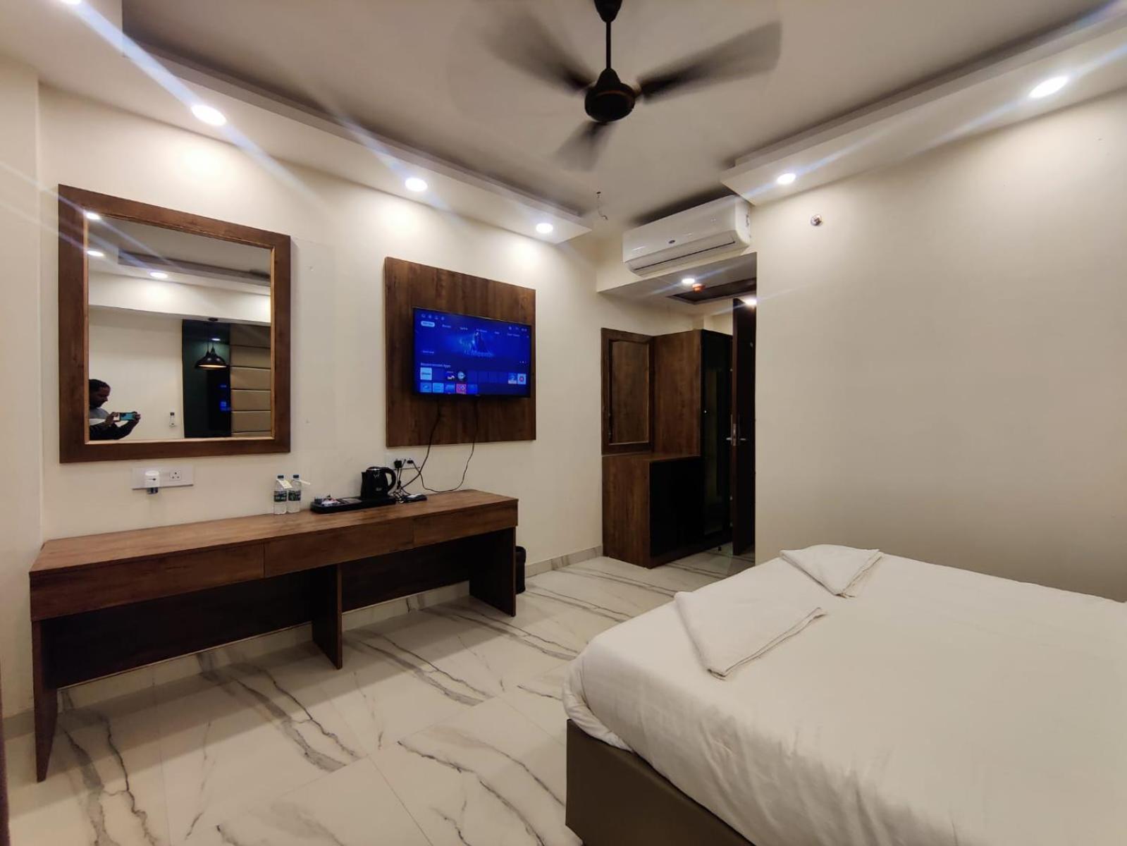 Pk Boutique Hotel Нойда Экстерьер фото