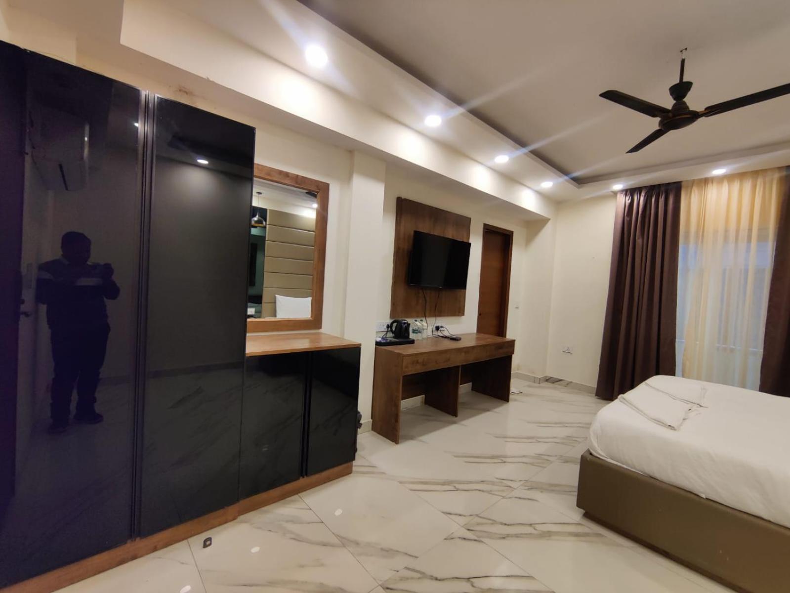 Pk Boutique Hotel Нойда Экстерьер фото