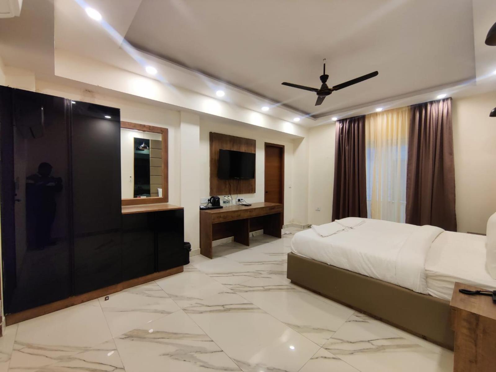 Pk Boutique Hotel Нойда Экстерьер фото