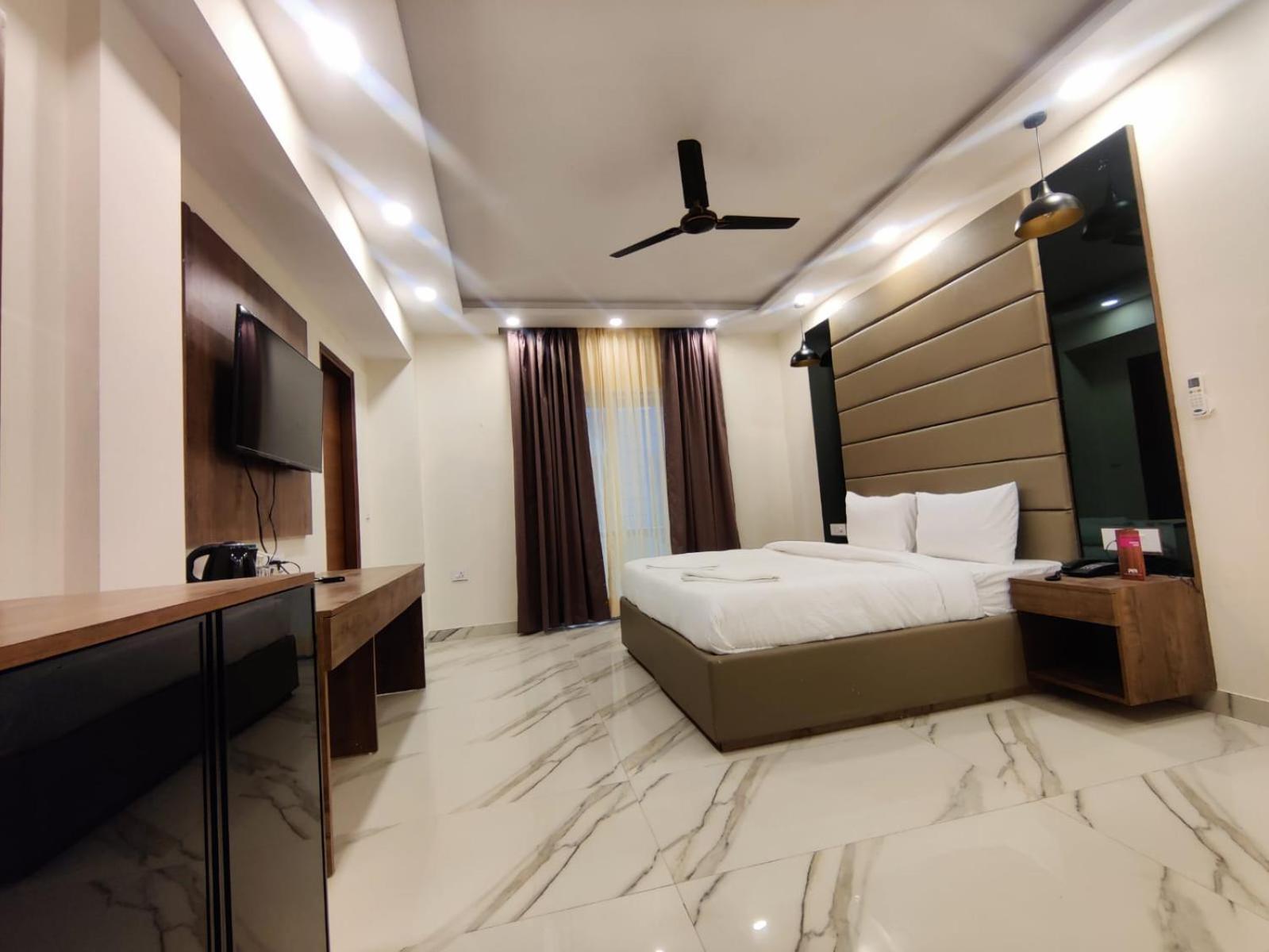 Pk Boutique Hotel Нойда Экстерьер фото