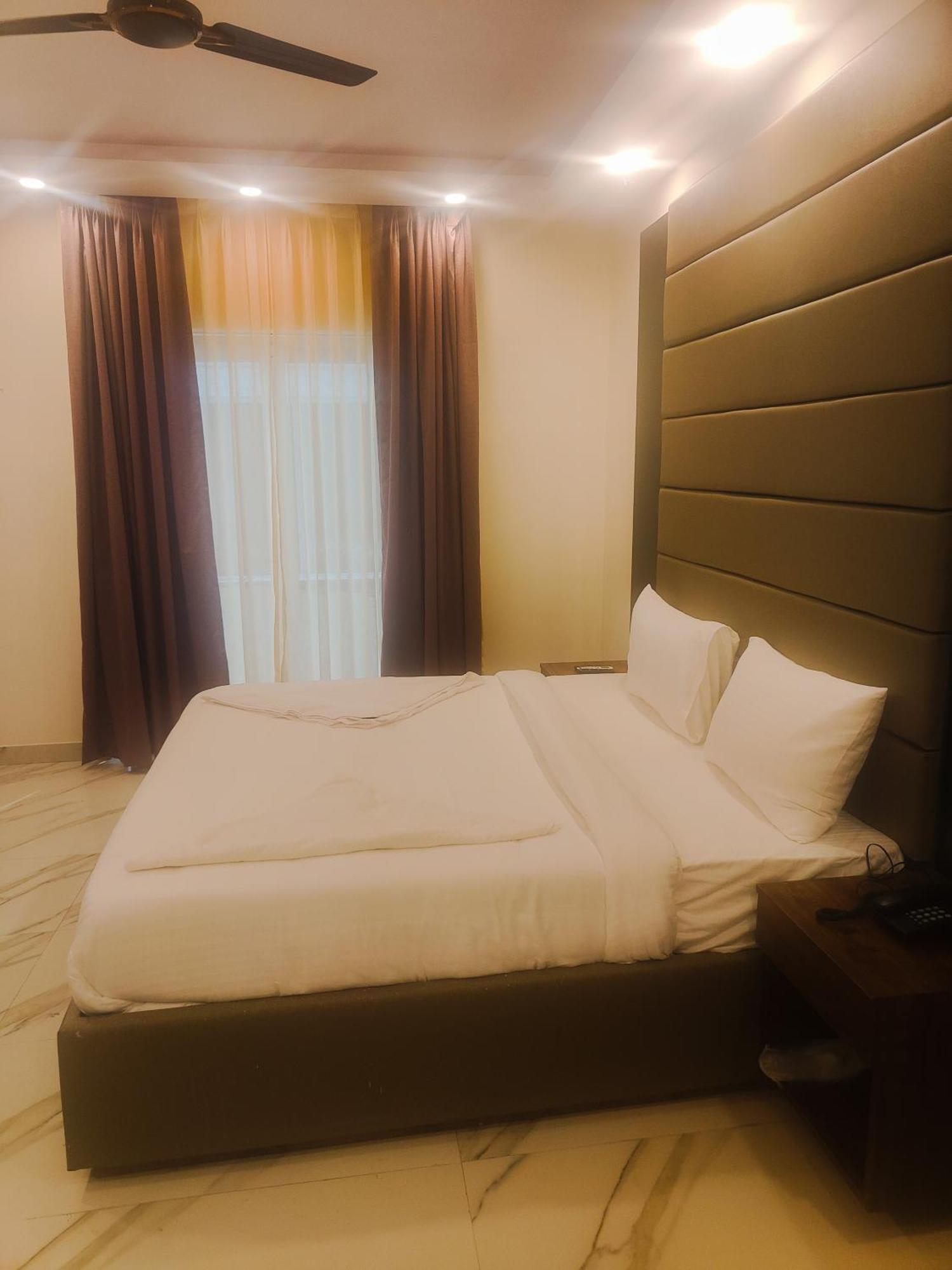 Pk Boutique Hotel Нойда Экстерьер фото