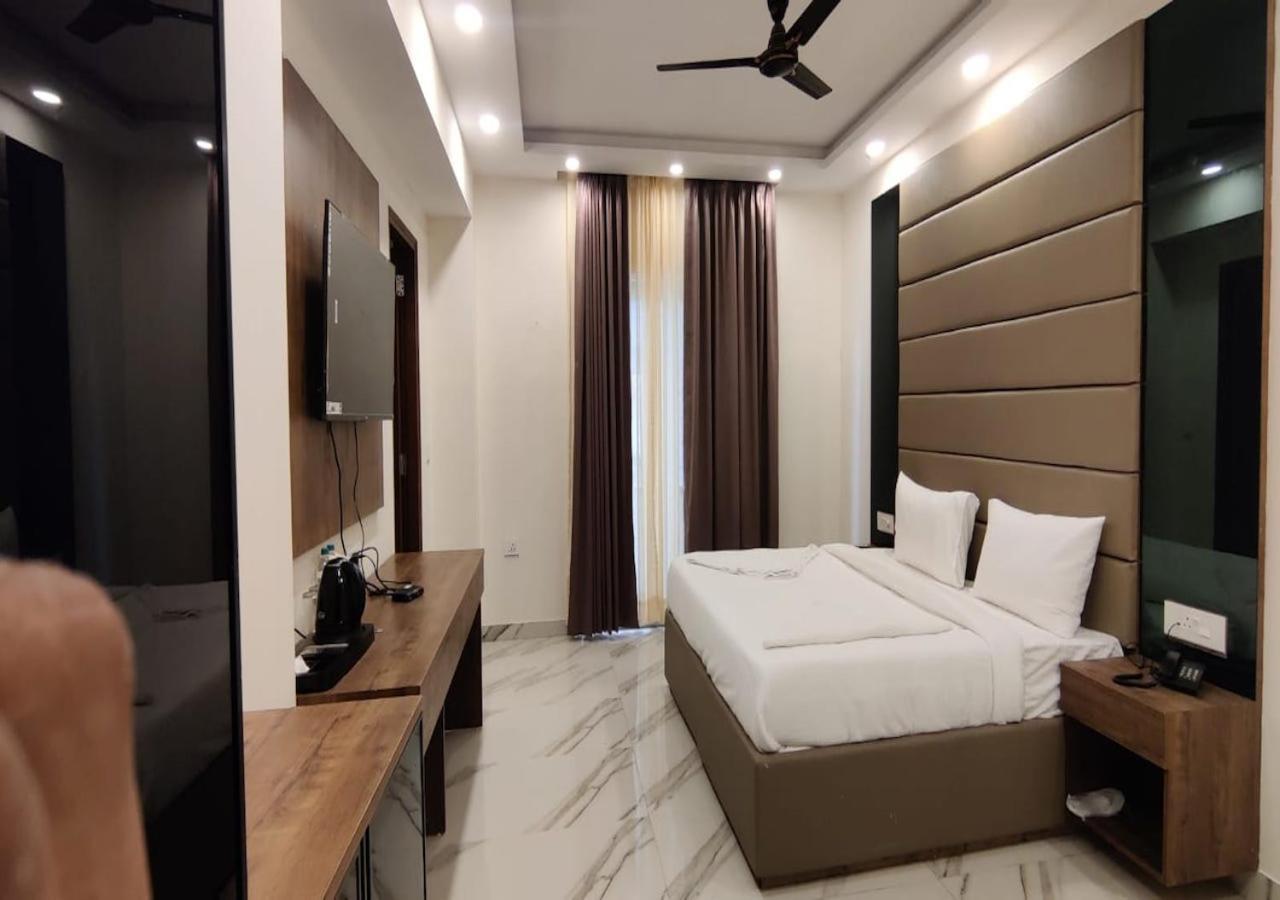 Pk Boutique Hotel Нойда Экстерьер фото