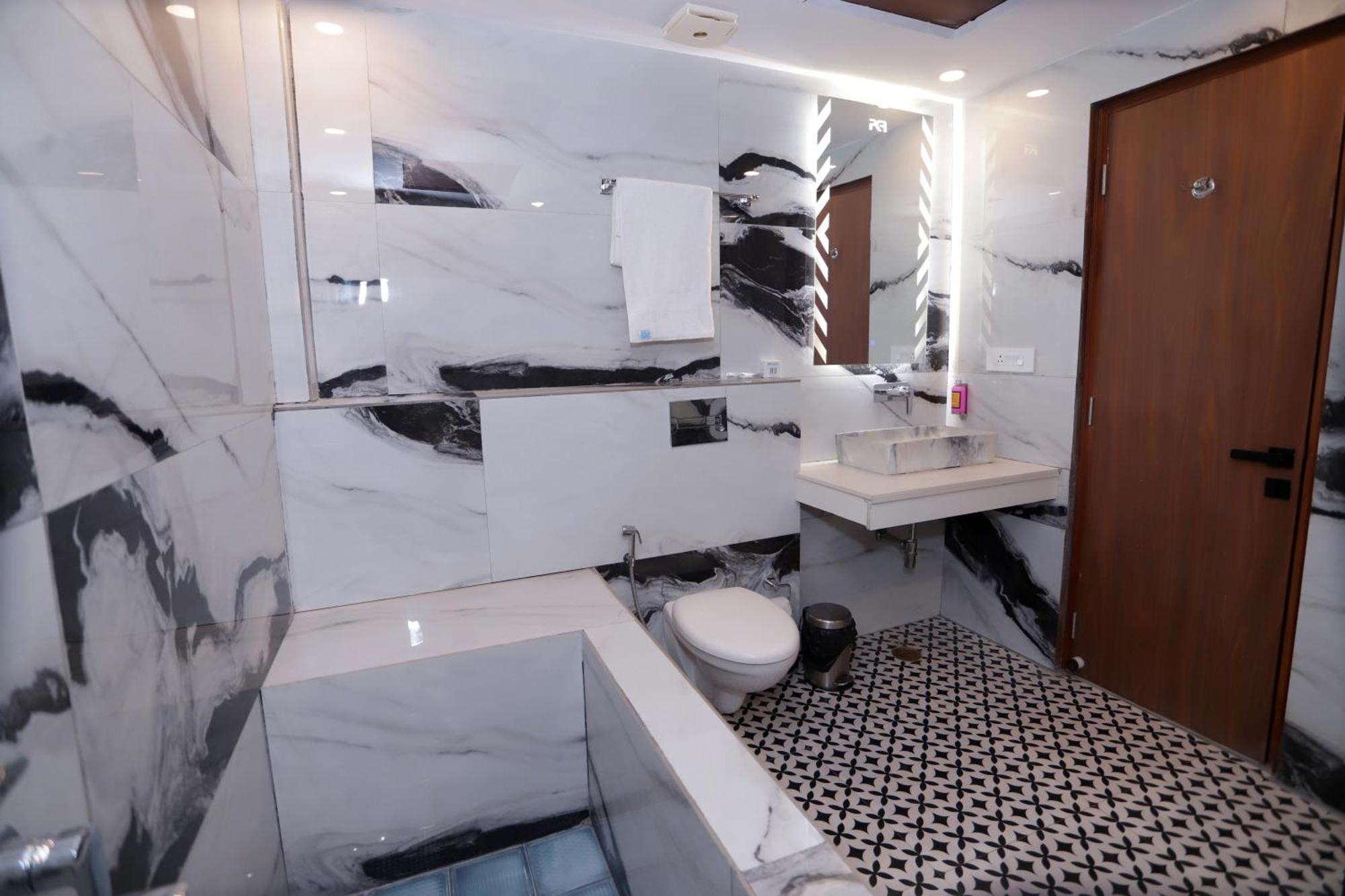 Pk Boutique Hotel Нойда Экстерьер фото