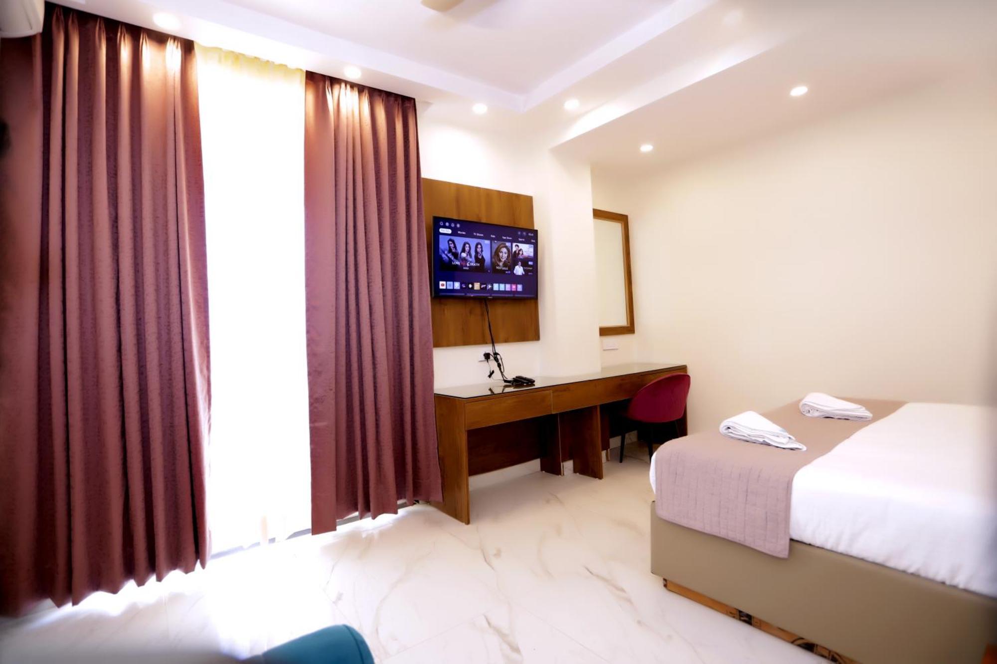 Pk Boutique Hotel Нойда Экстерьер фото