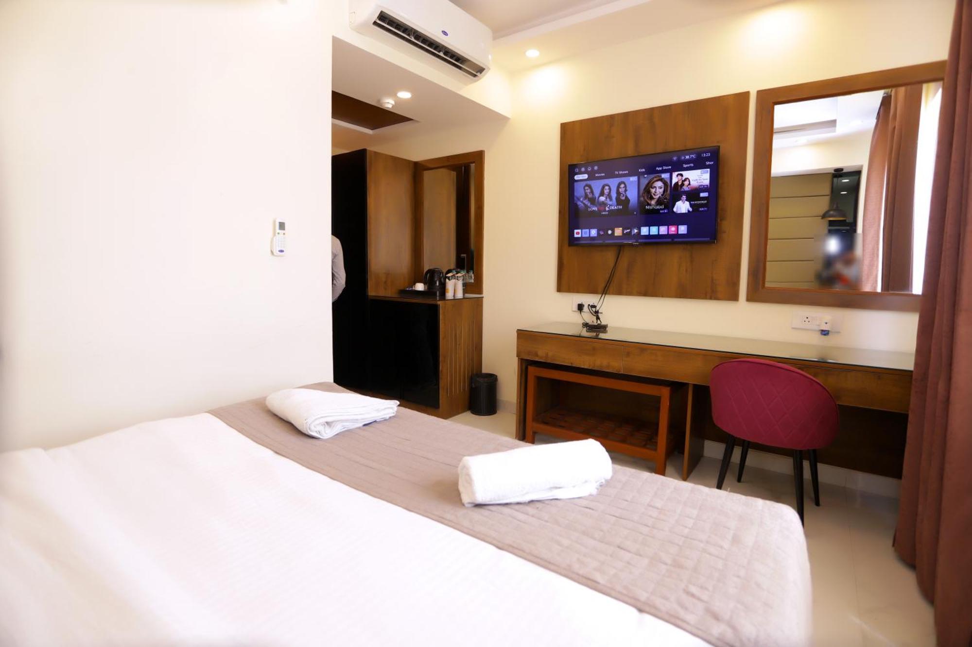Pk Boutique Hotel Нойда Экстерьер фото